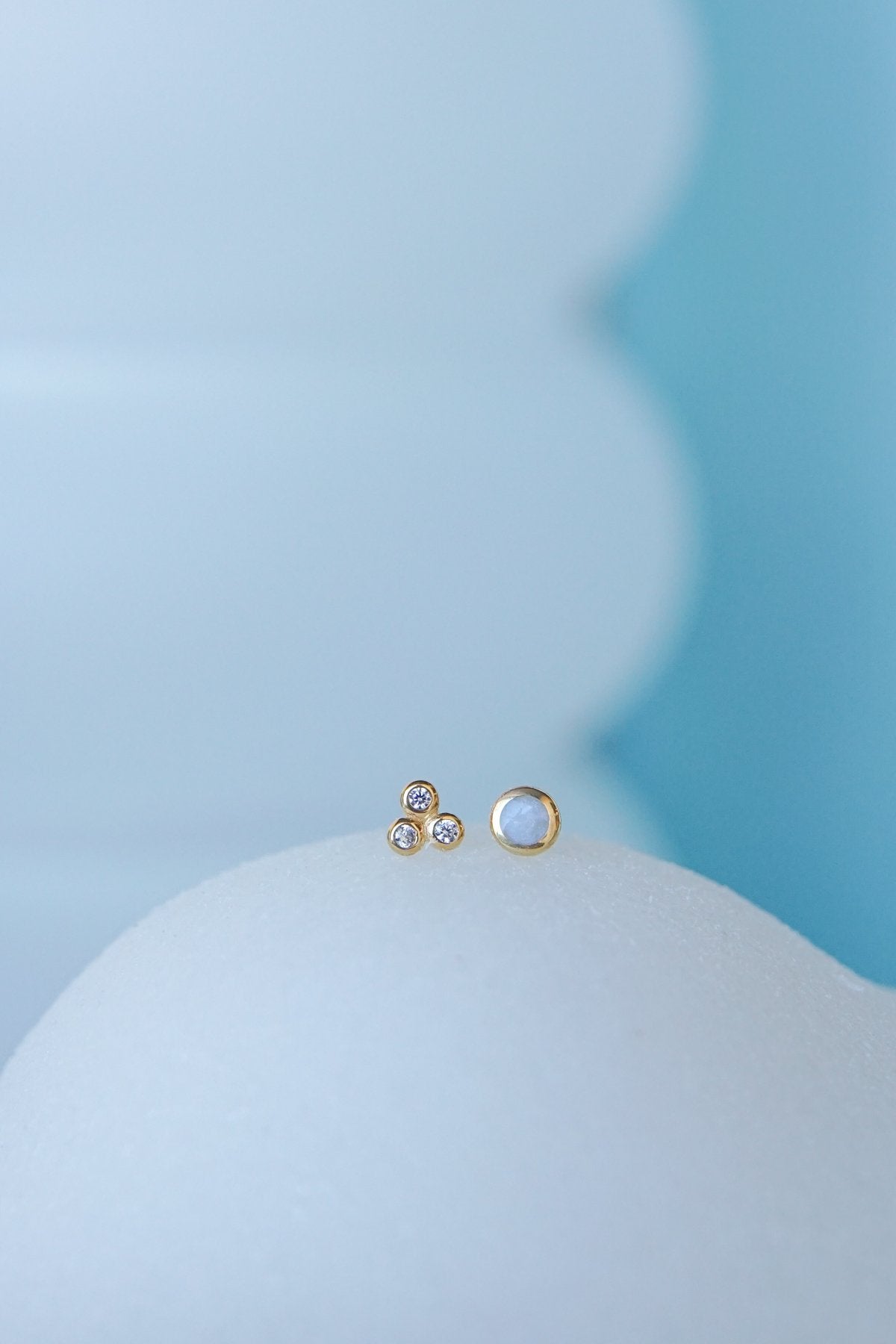 Moon color stud gold plated-abc