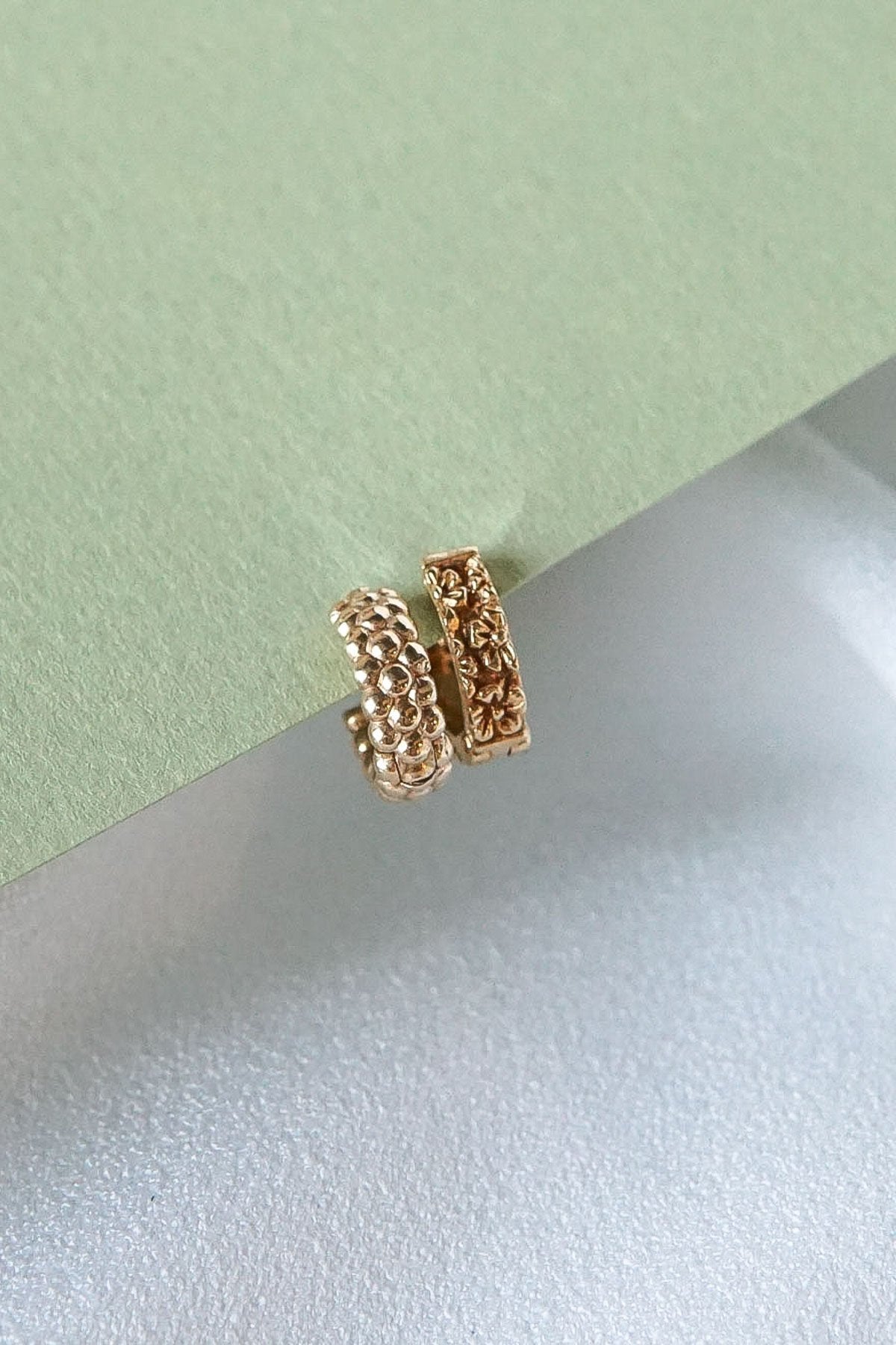 Flower pattern huggie gold plated-abc