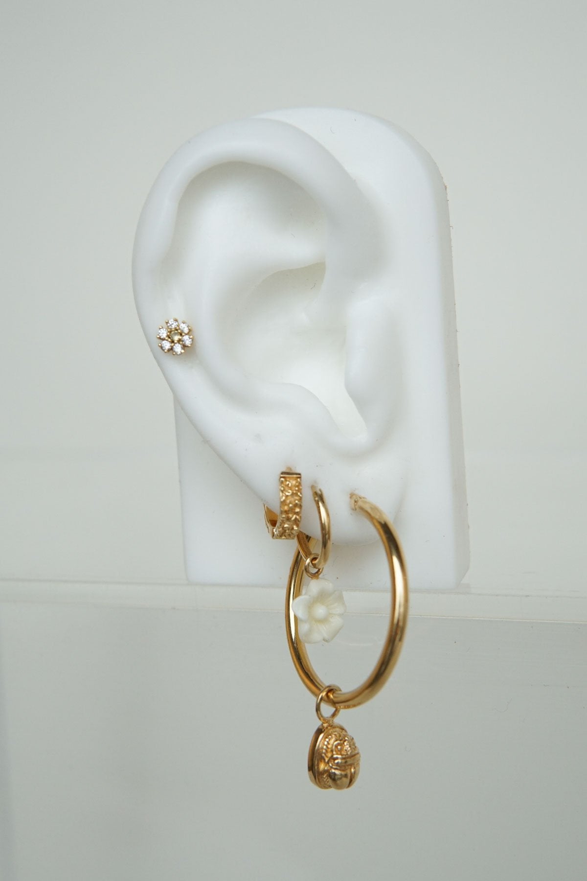 Flower pattern huggie gold plated-abc