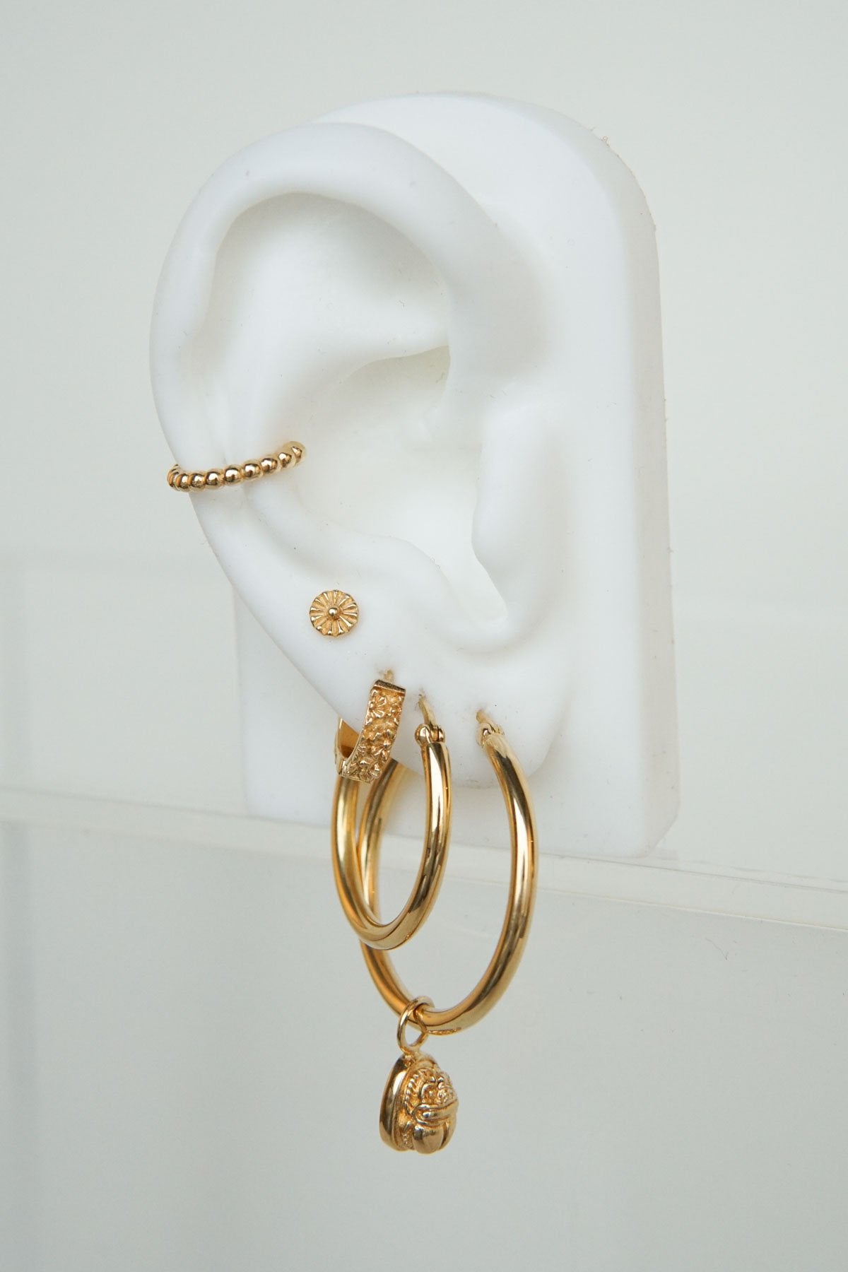 Flower pattern huggie gold plated-abc