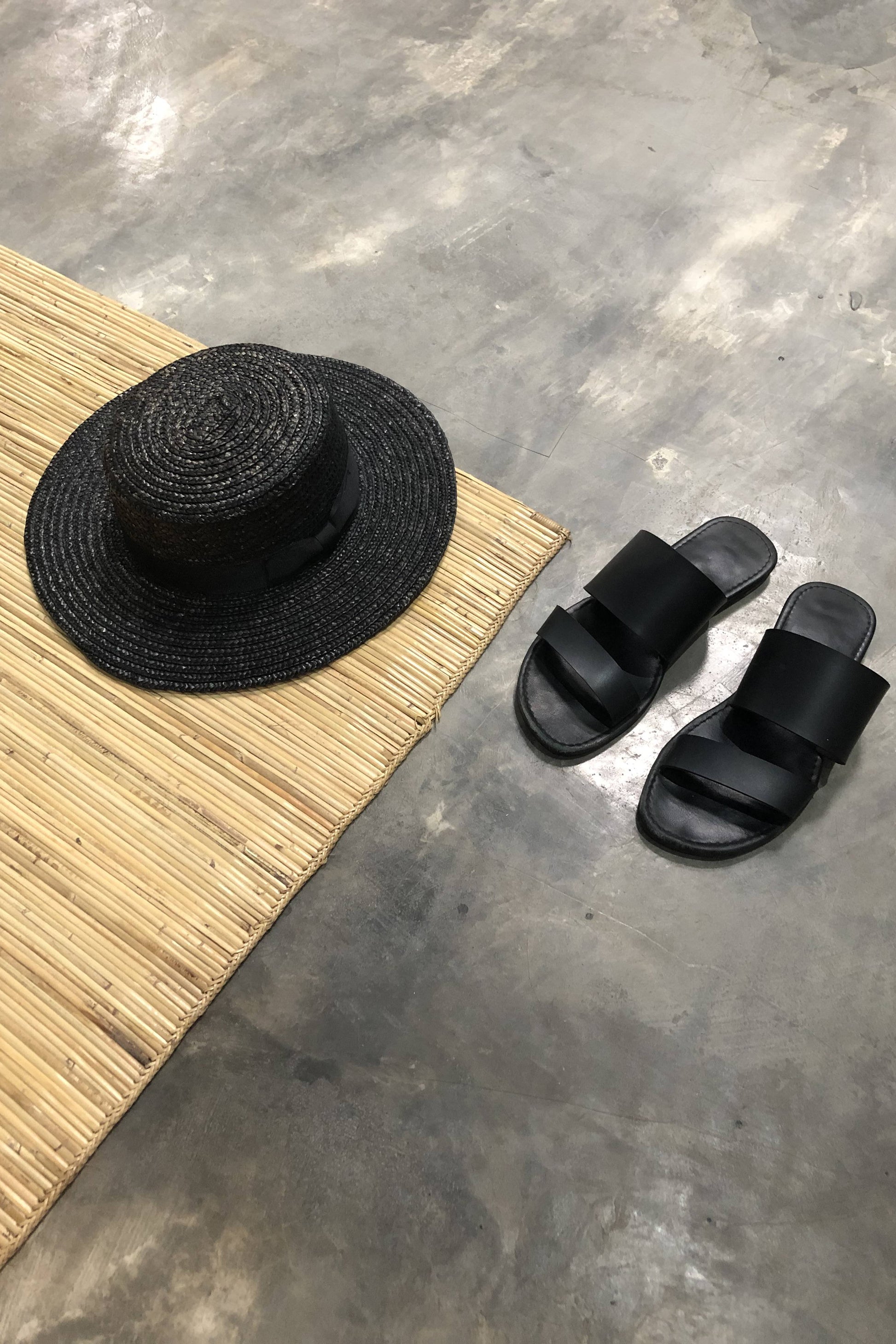 Black slippers double-abc