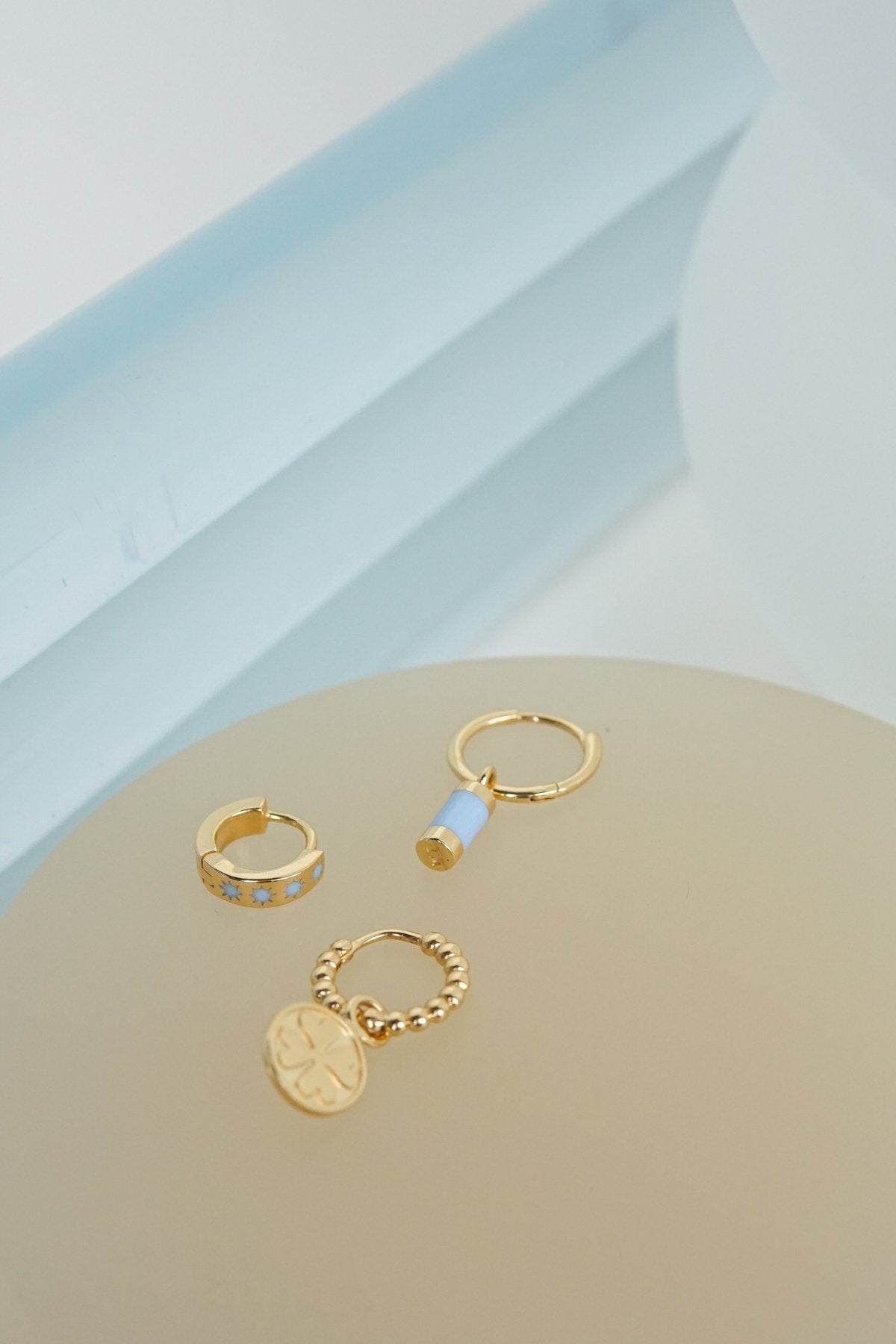 Blue sky star huggie gold plated-abc