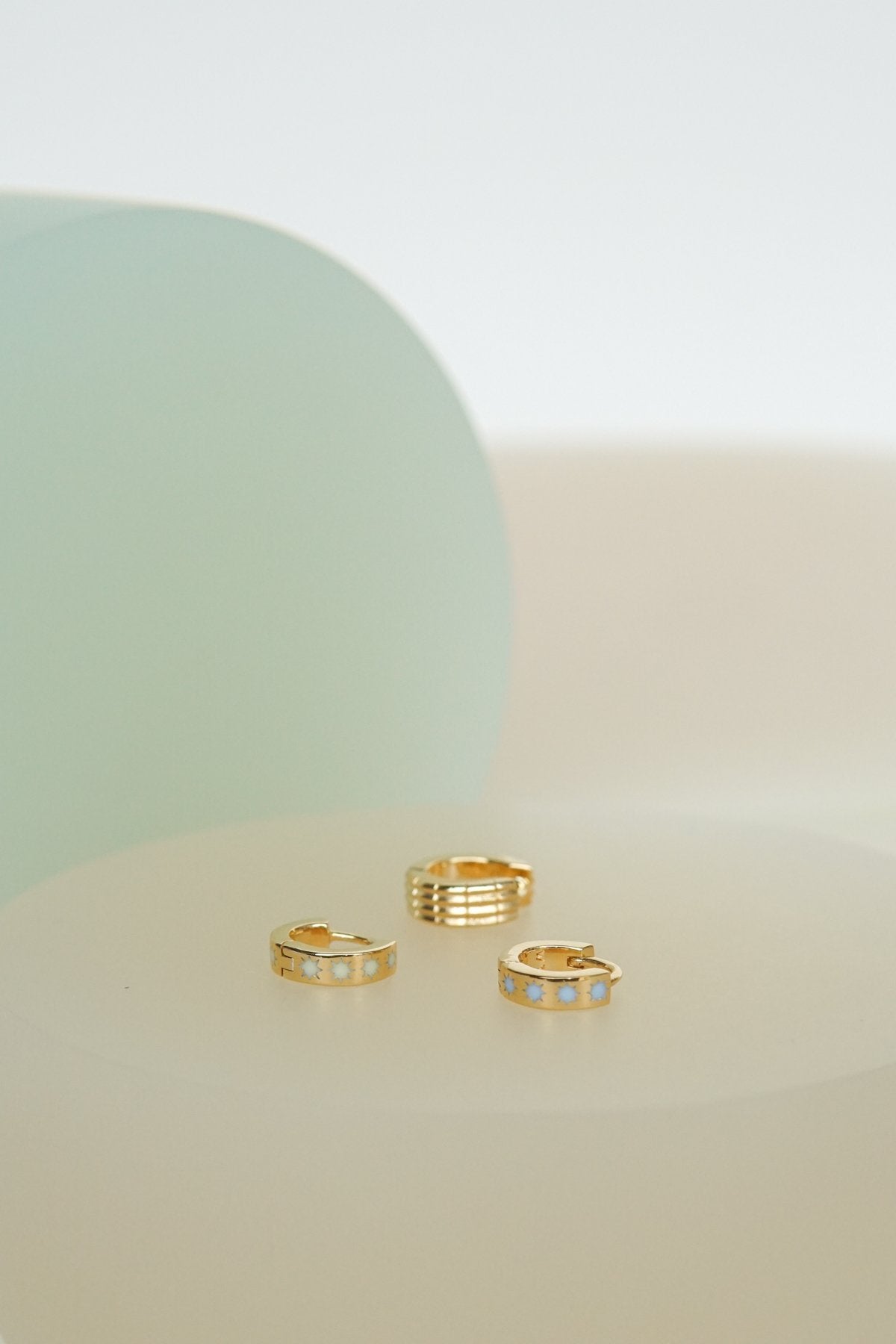 Blue sky star huggie gold plated-abc