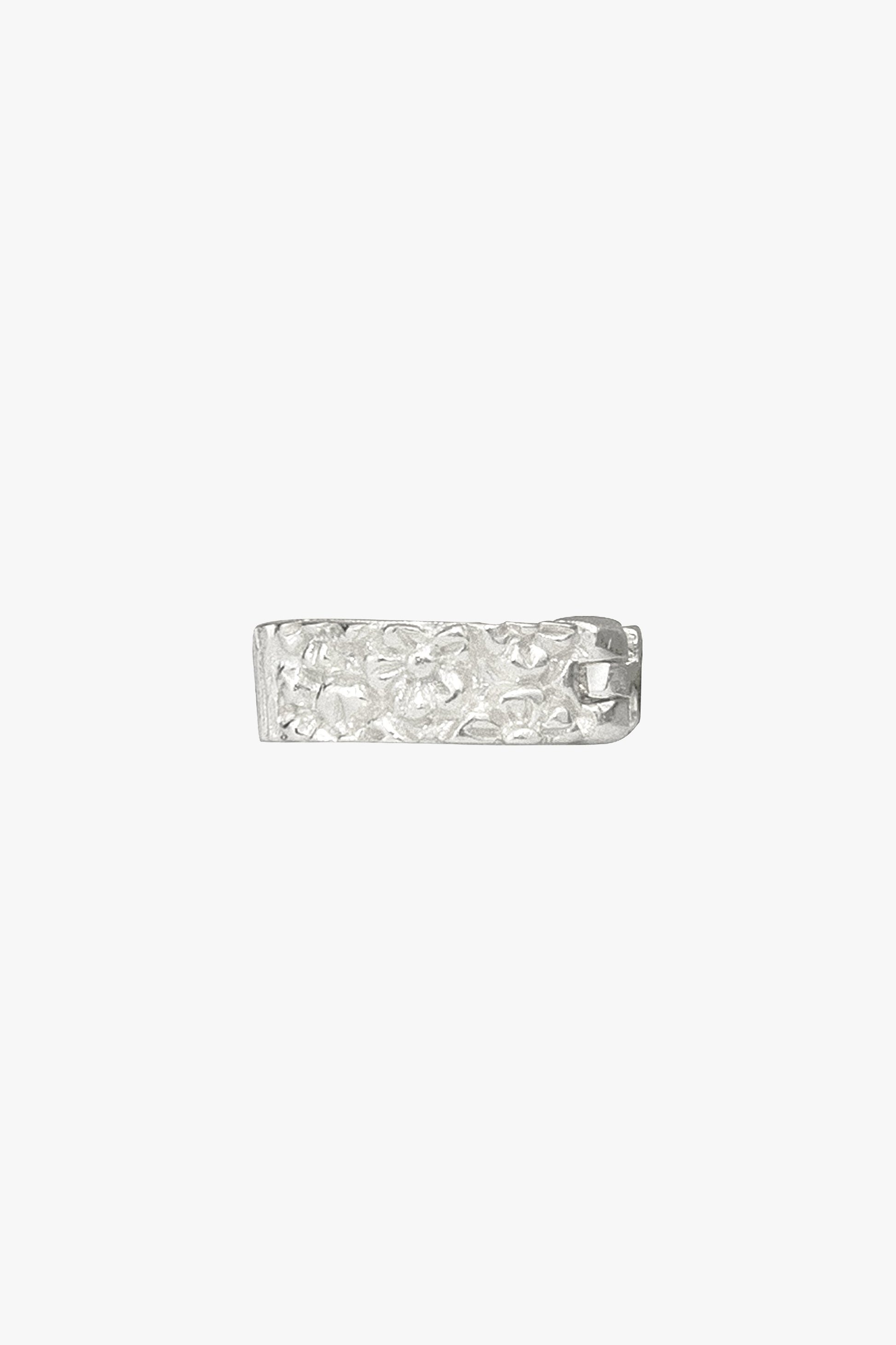 Flower pattern huggie silver-abc