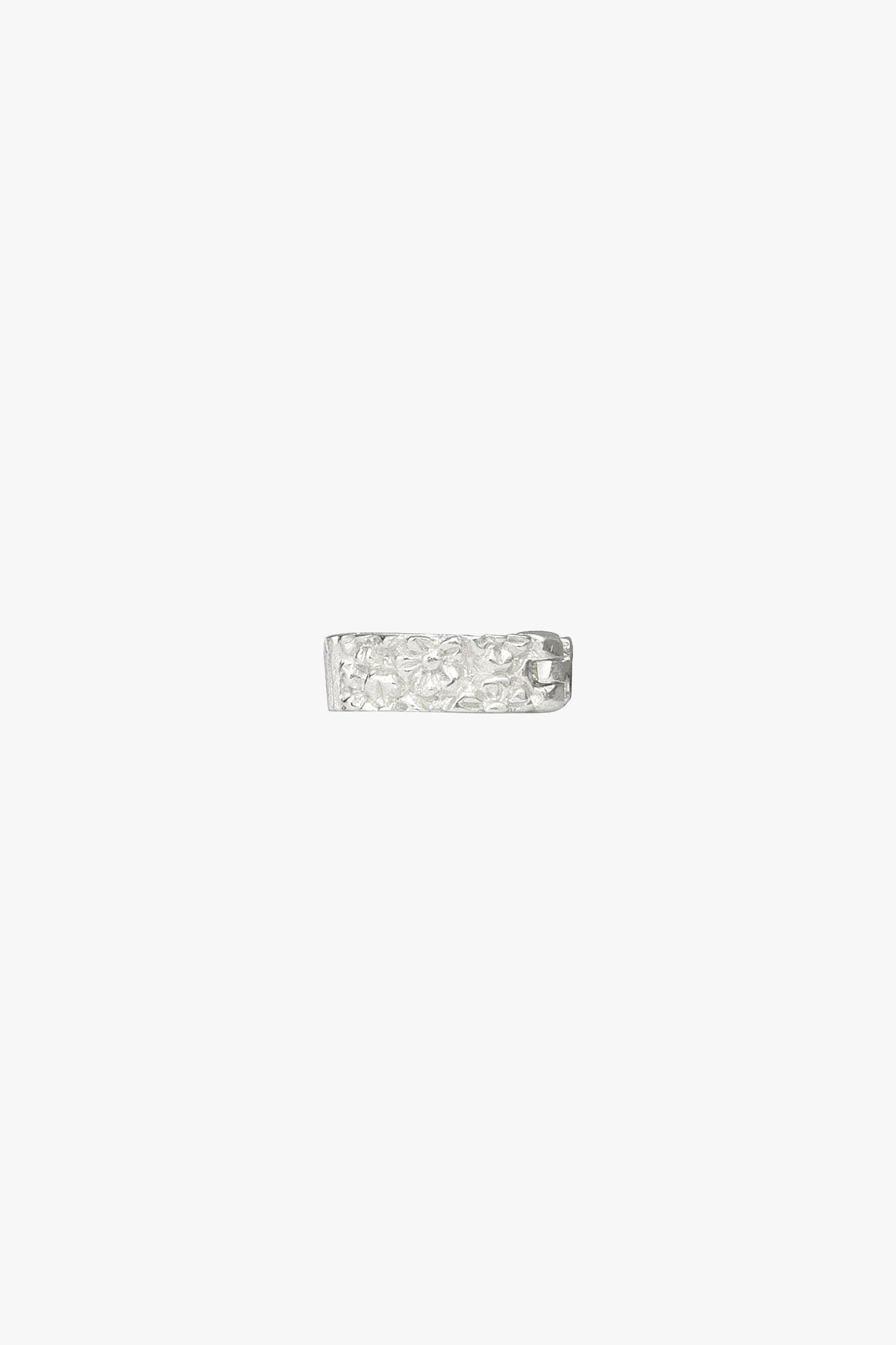 Flower pattern huggie silver-abc